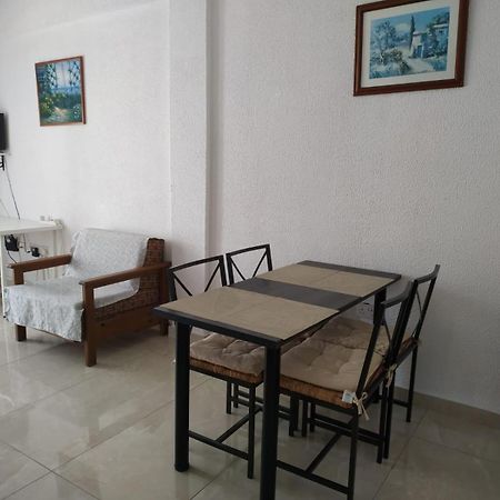 1 Bedroom Apartment Lárnaca Habitación foto